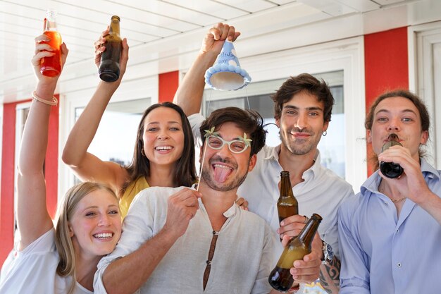 Amici felici di vista frontale che celebrano