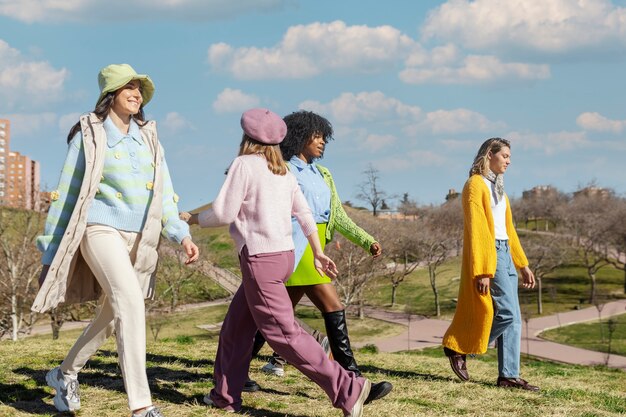 Amici femminili che camminano in un campo all'aperto