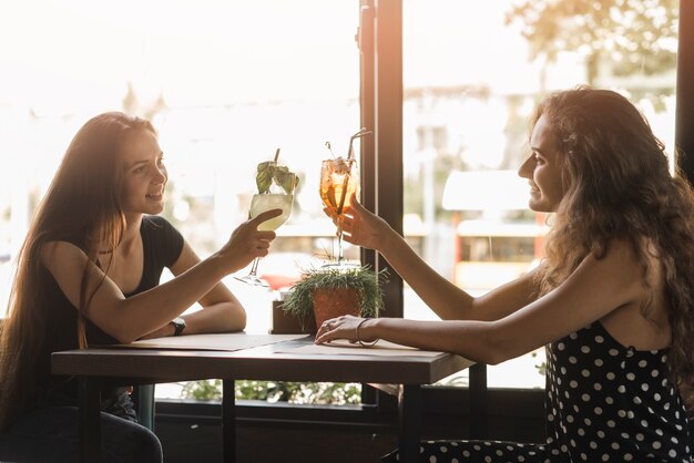 Amici femminili che godono delle bevande nel ristorante