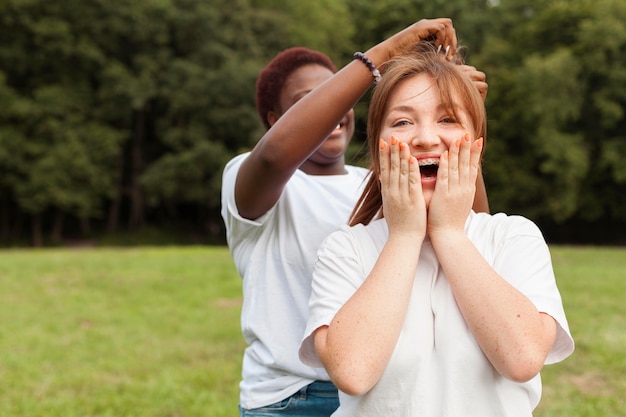 Amici femminili che hanno divertimento all'aperto