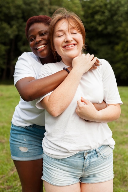 Amici femminili che propongono insieme all'aperto