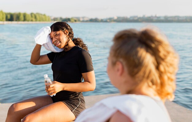 Amici femminili che risolvono insieme