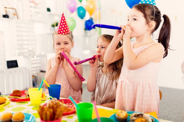 Amici femminili che si divertono sulla festa