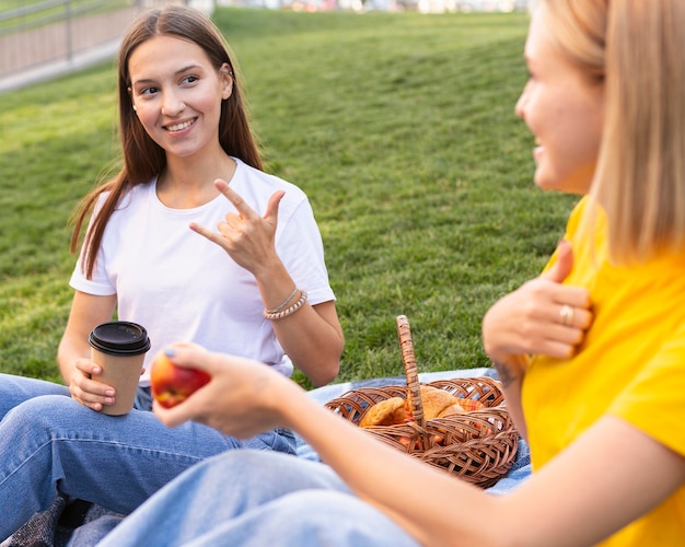 Amici femminili che utilizzano il linguaggio dei segni