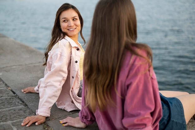 Amici femminili di smiley in riva al lago