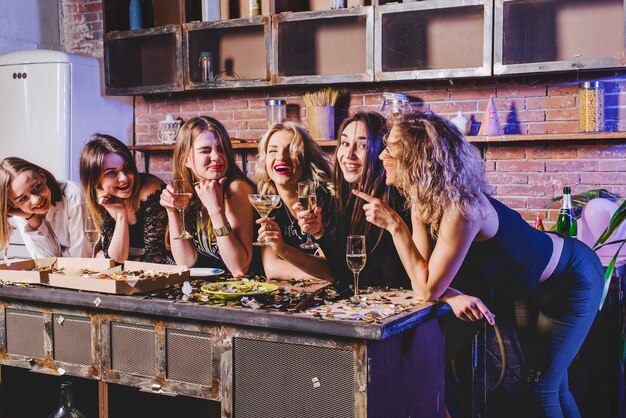 Amici femminili in cucina