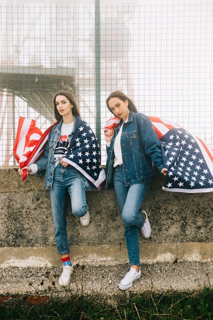 Amici femminili in jeans