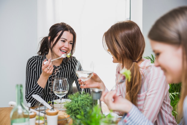 Amici femminili seduti al tavolo