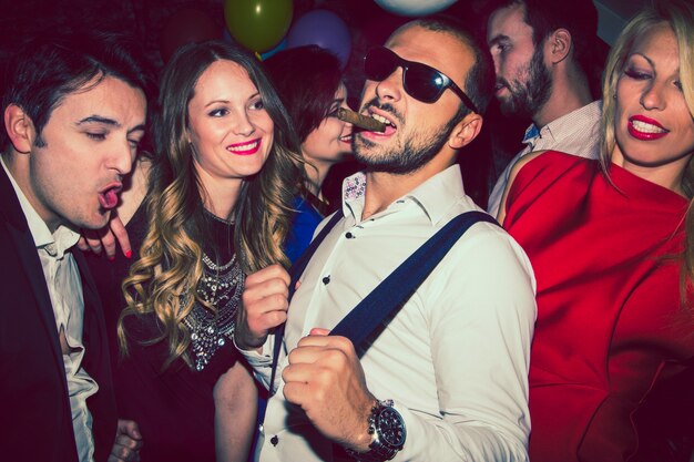 Amici freddi al club di notte