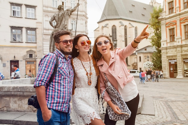 Amici giovani hipster in posa nella città vecchia