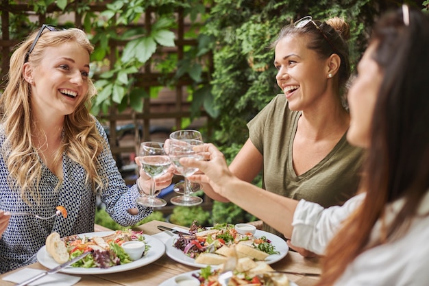 Amici gustando un pranzo in un ristorante