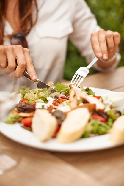 Amici gustando un pranzo in un ristorante