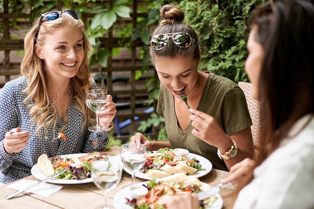 Amici gustando un pranzo in un ristorante