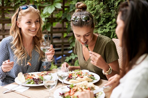 Amici gustando un pranzo in un ristorante