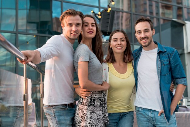 Amici in posa a una festa in terrazza