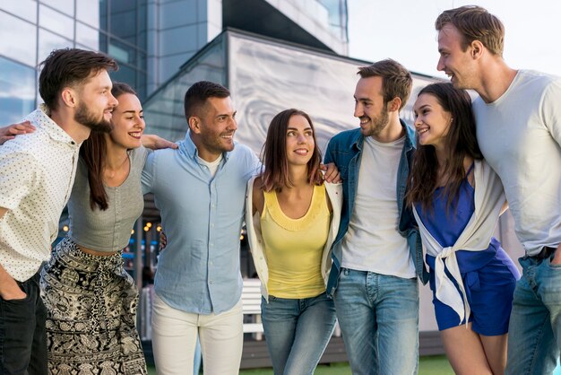 Amici in posa a una festa