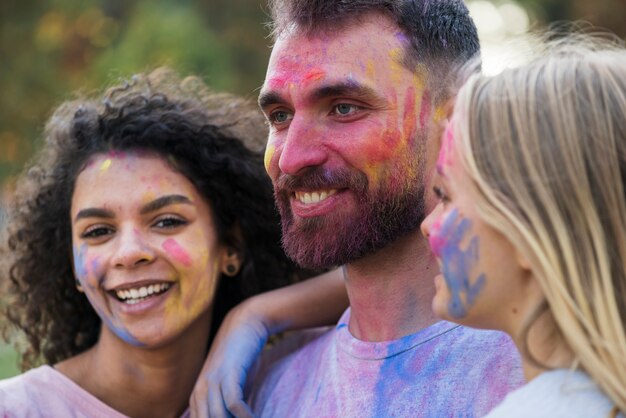 Amici in posa con i volti dipinti al festival