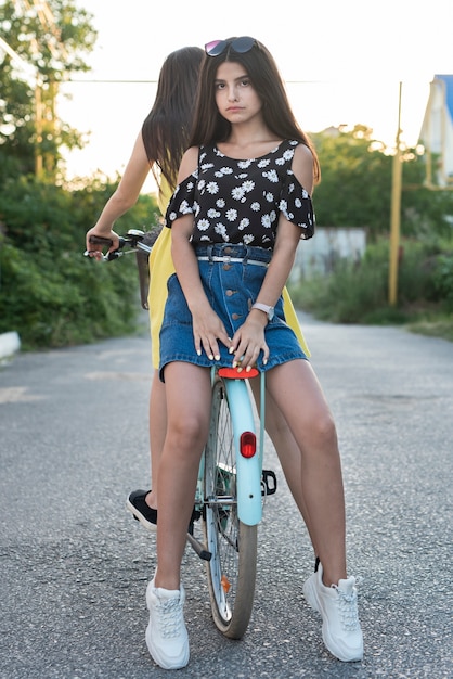 Amici in posa insieme in bicicletta