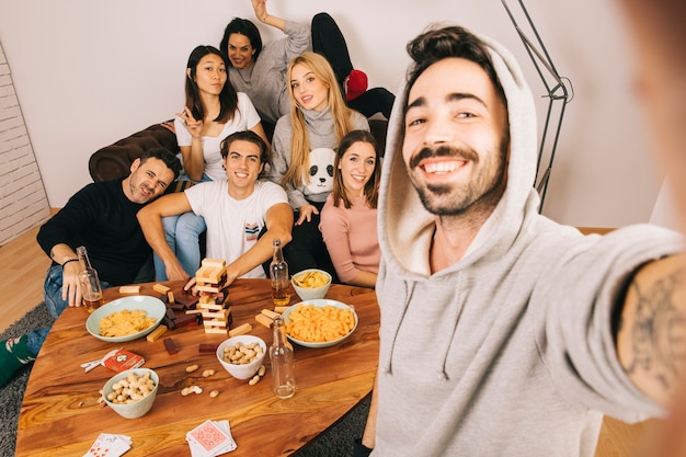 Amici in posa per selfie