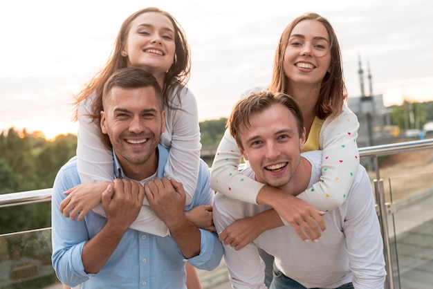 Amici in posa su una terrazza