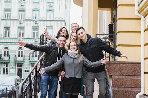 Amici in posa sulla strada della città