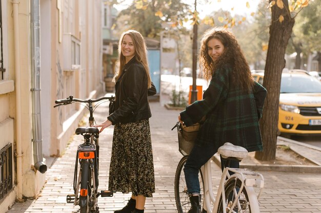 Amici in sella alle biciclette in città