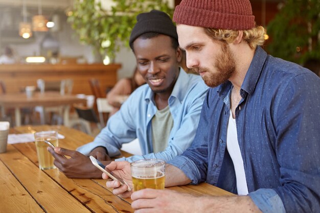 Amici in un pub che si divertono