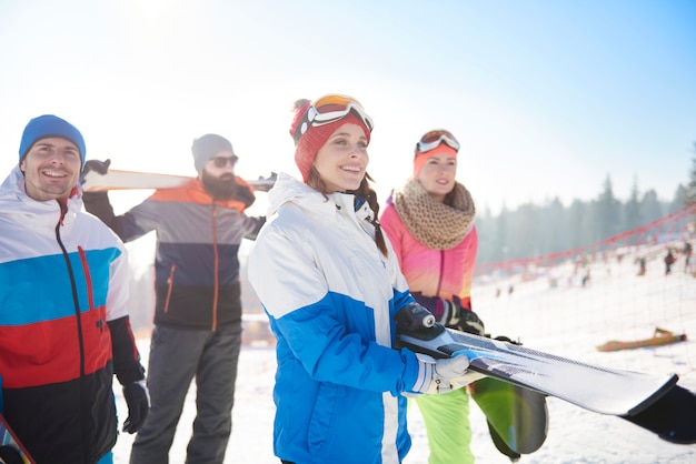 Amici in vacanza sugli sci in montagna