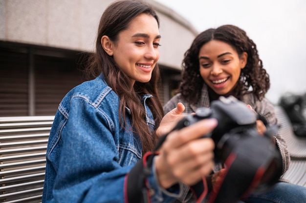 Amici insieme all'aperto con la fotocamera