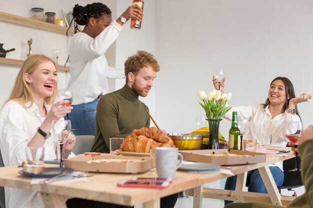 Amici intimi dell'angolo alto che mangiano insieme