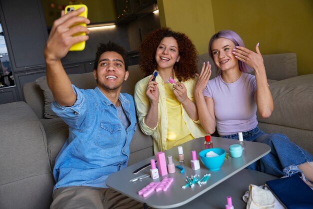 Amici maschi e femmine che si fanno una manicure insieme