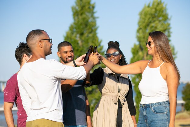 Amici multietnici felici che godono della festa della birra in parco