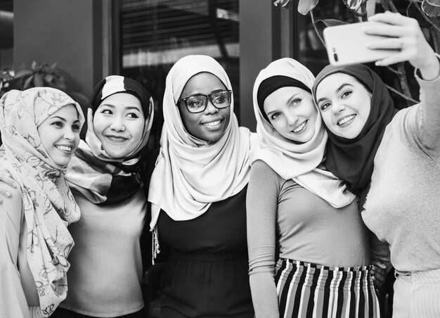 Amici musulmani prendendo selfie insieme