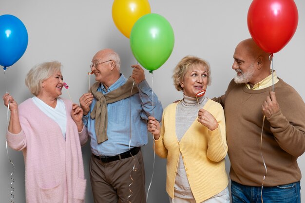 Amici più anziani che festeggiano insieme vista frontale