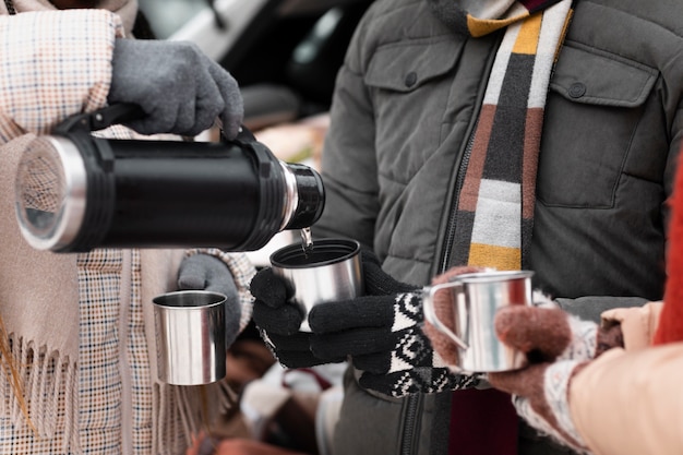 Amici ravvicinati con tazzine da caffè