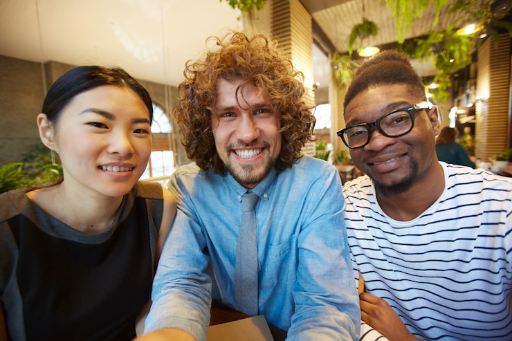 Foto gratuito amici riuniti nel caffè