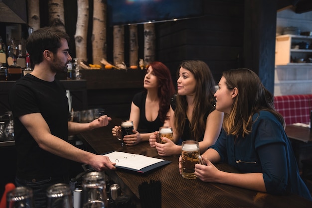 Amici seduti al bancone del bar