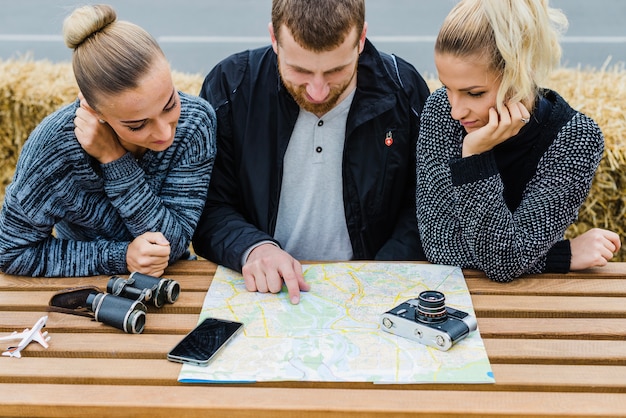 Amici seduti alla mappa