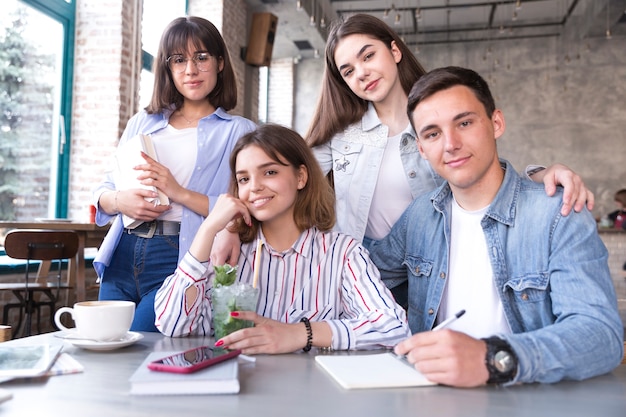 Amici seduti nella caffetteria