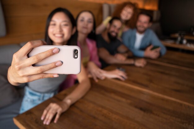 Amici sfocati a colpo medio che si fanno selfie