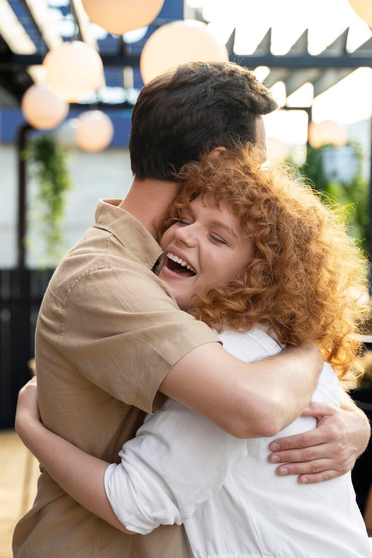 Foto gratuito amici sorridenti a colpo medio che si abbracciano