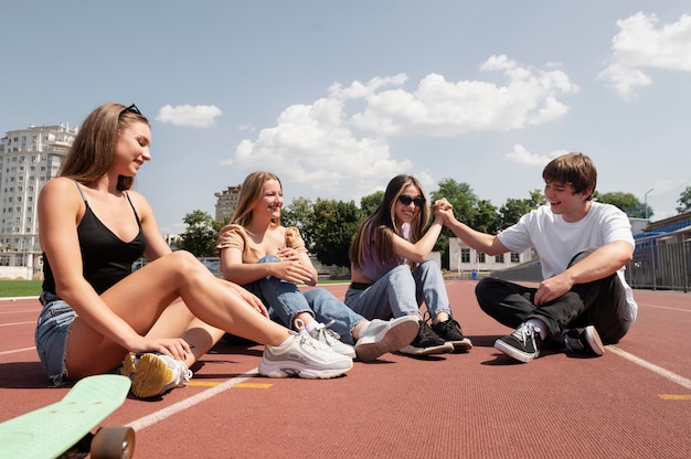 Amici sorridenti a tutto campo sul campo