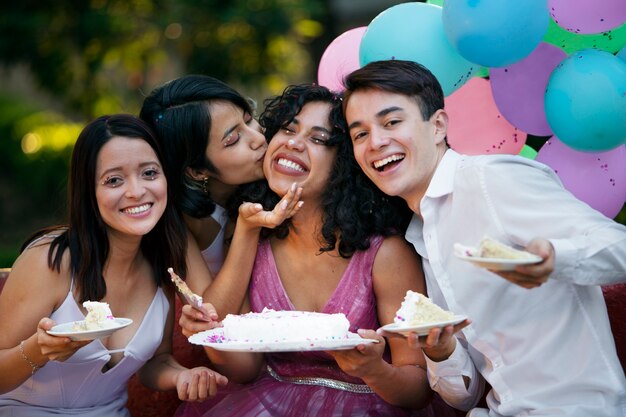 Amici sorridenti del colpo medio che celebrano