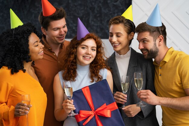 Amici sorridenti del colpo medio che fanno festa