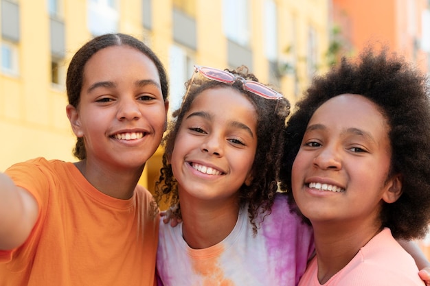 Amici sorridenti in posa da vicino