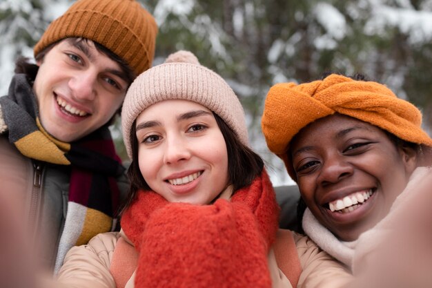 Amici sorridenti in posa da vicino