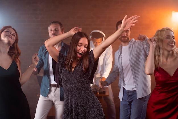 Amici sorridenti ravvicinati che ballano al bar