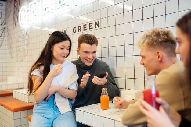 Amici sorridenti ravvicinati che escono insieme