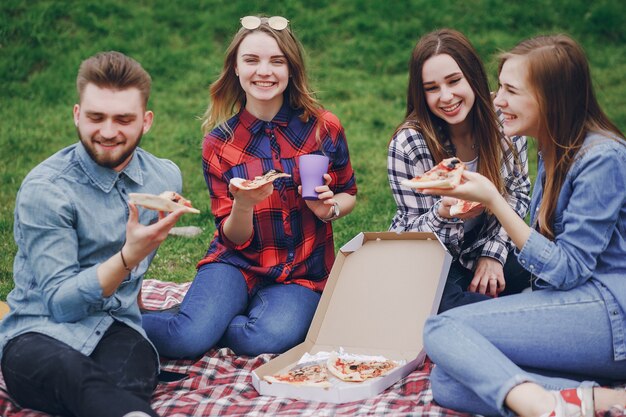 Amici su un pic-nic