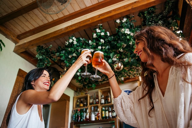 Amici tostando con la birra